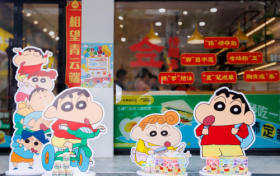 米可泡泡×蜡笔小新联名主题店全国启幕 开启”春日部奶零食铺”童趣之旅